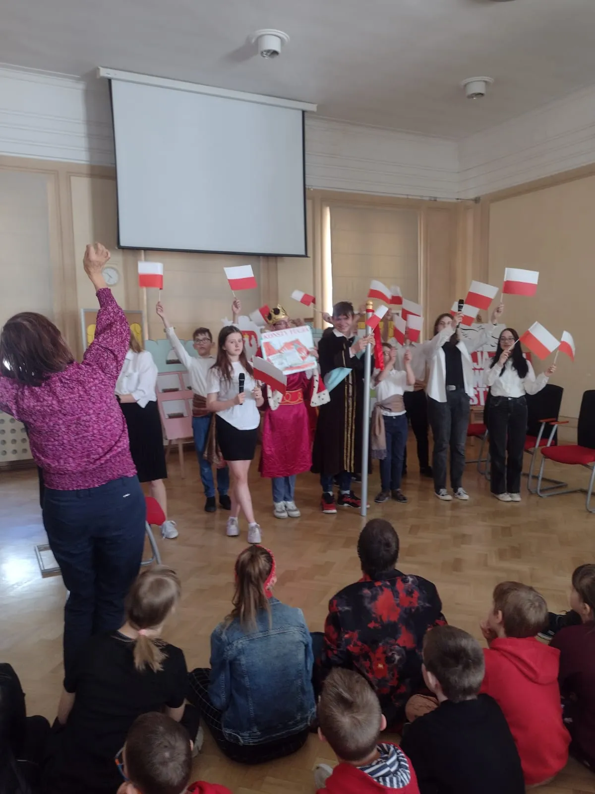 Uroczyście świętujemy rocznicę uchwalenia Konstytucji 3 maja Uroczyście świętujemy rocznicę uchwalenia Konstytucji 3 maja