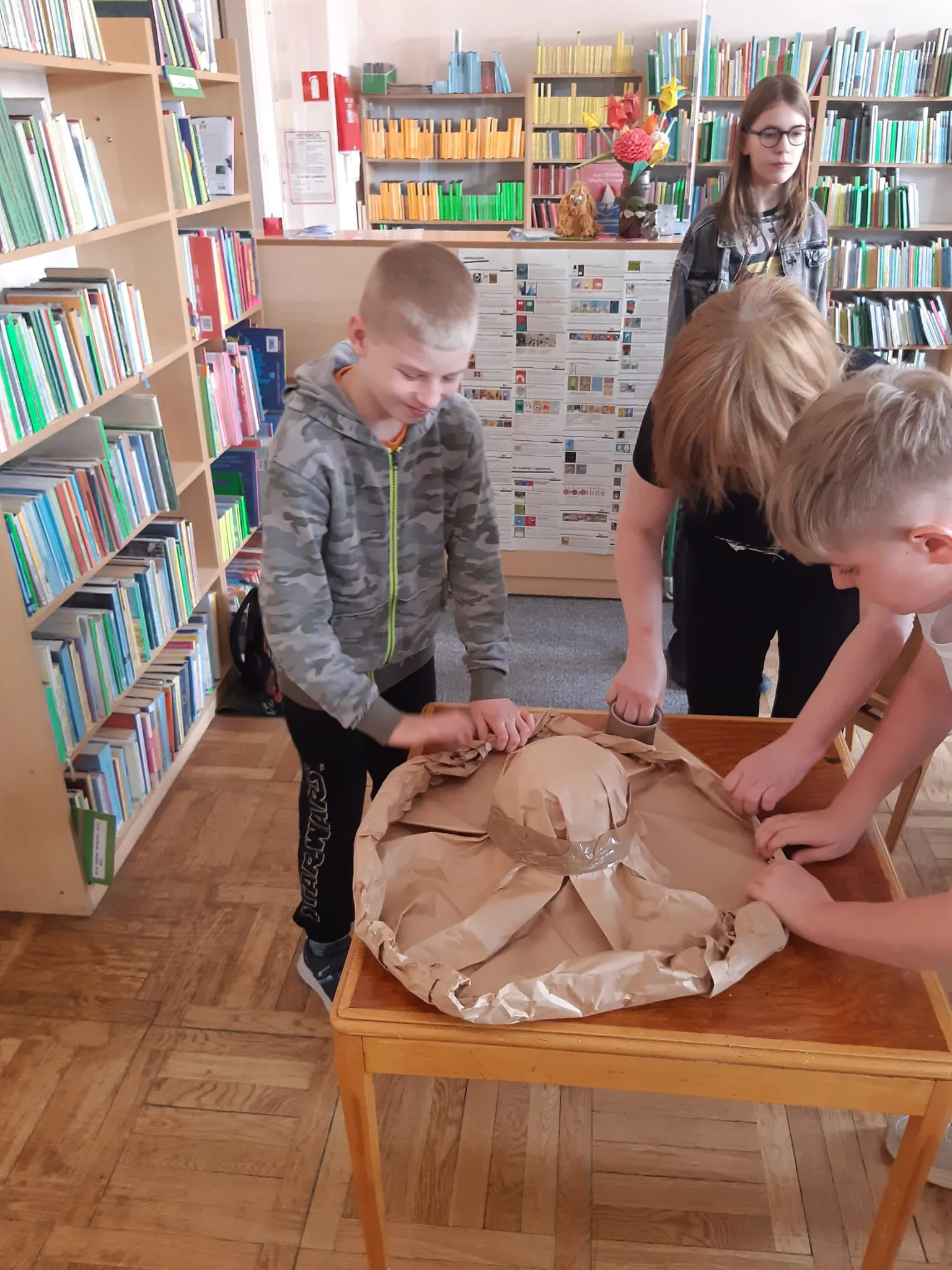Lekcja biblioteczna „O Jasiu Kapeluszniku”