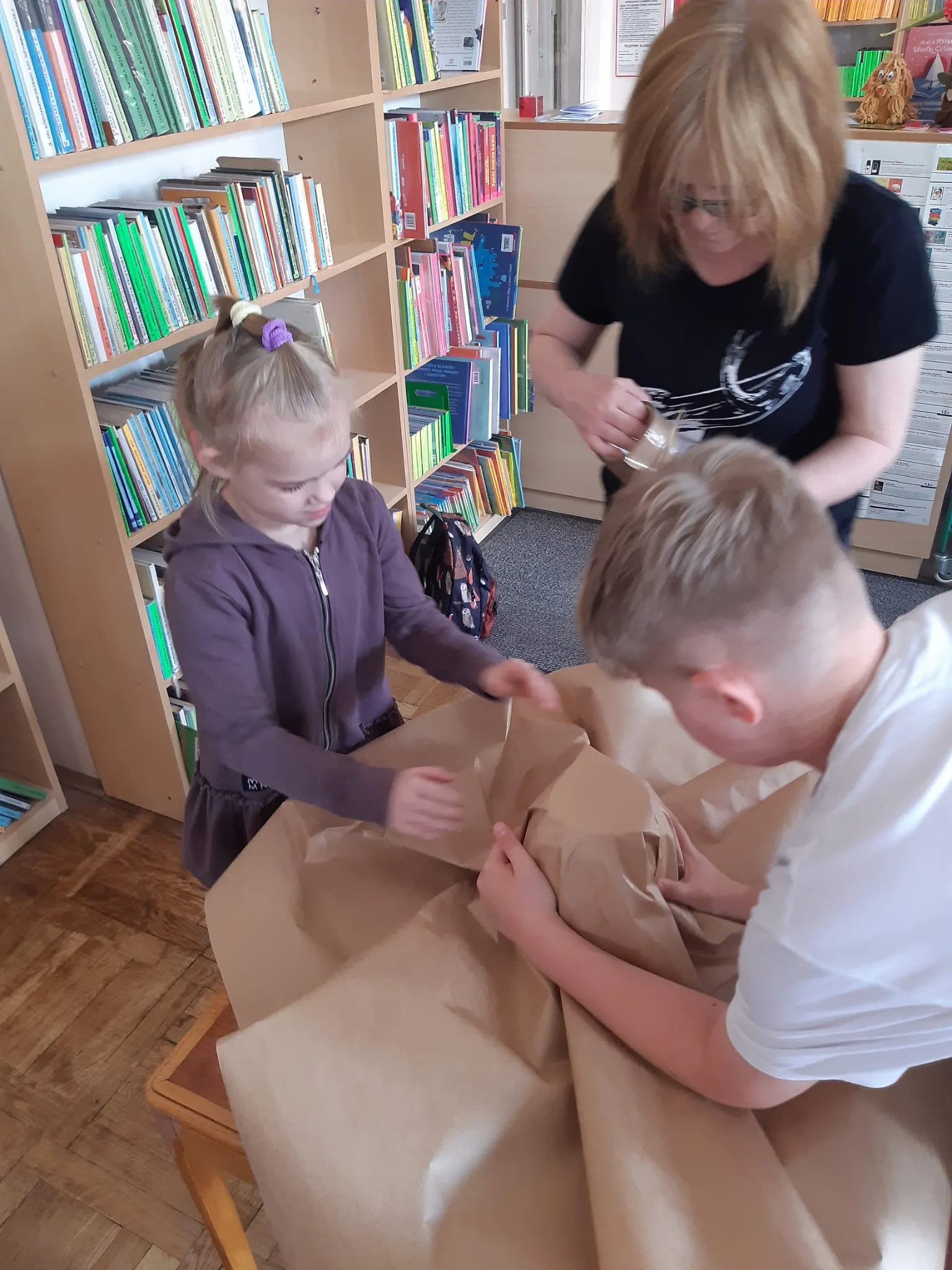 Lekcja biblioteczna „O Jasiu Kapeluszniku”