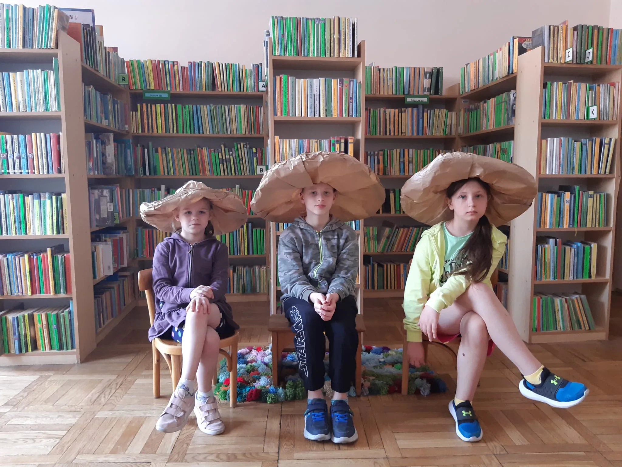 Lekcja biblioteczna „O Jasiu Kapeluszniku”