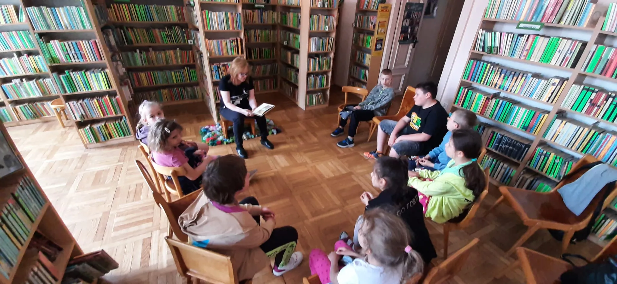 Lekcja biblioteczna „O Jasiu Kapeluszniku”